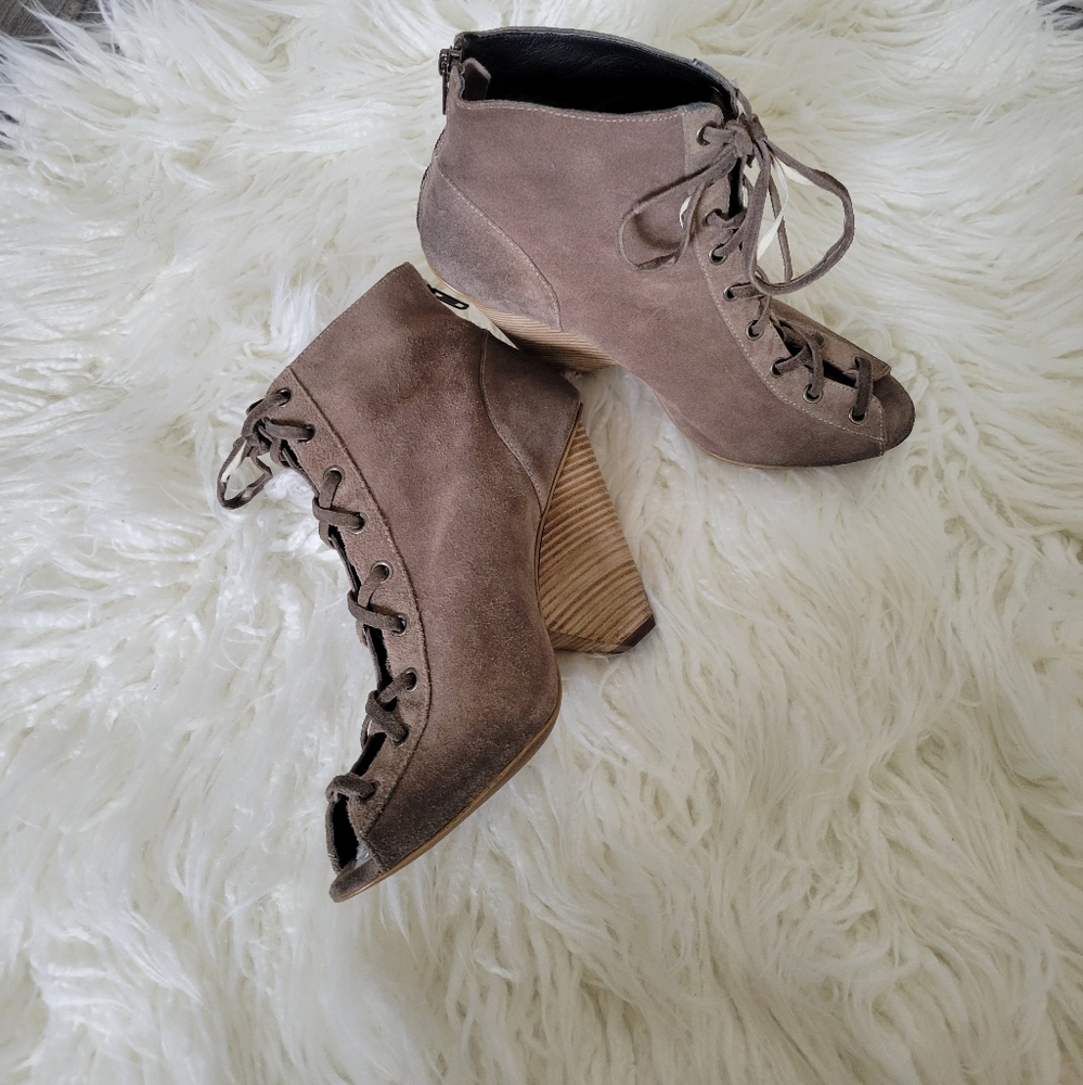 Trouve Culton-Lea Lace-up Booties in Khaki - Picture 12 of 14